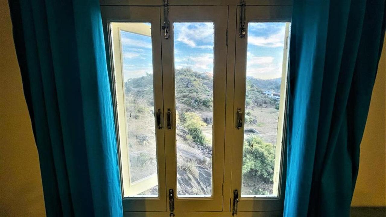 Shikhar Bunglow - A Stunning Valley View Bungalow In Mount Abu Bed and Breakfast Exterior foto